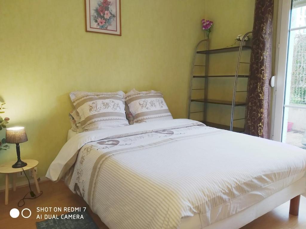 a bed with white sheets and pillows in a room at Chambre Privée 1 BONNEUIL SUR MARNE 30 minutes from Paris in Bonneuil-sur-Marne