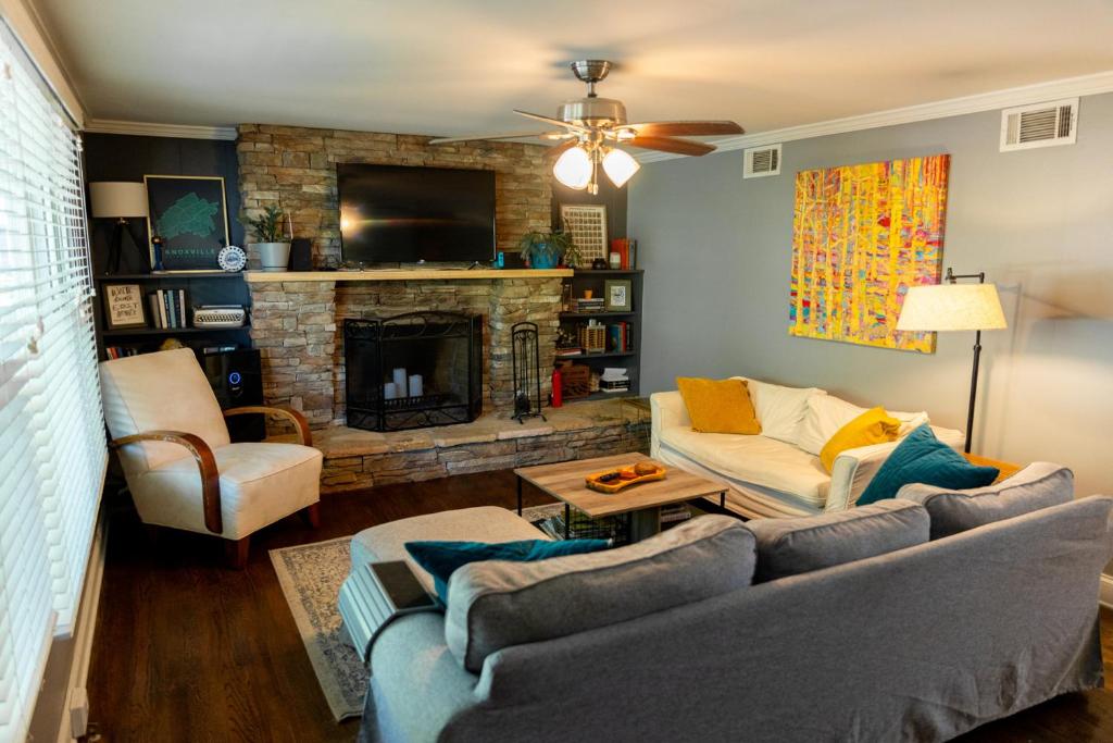Gallery image of South Knox Spot Grill Outdoor Pool Lounge in Knoxville