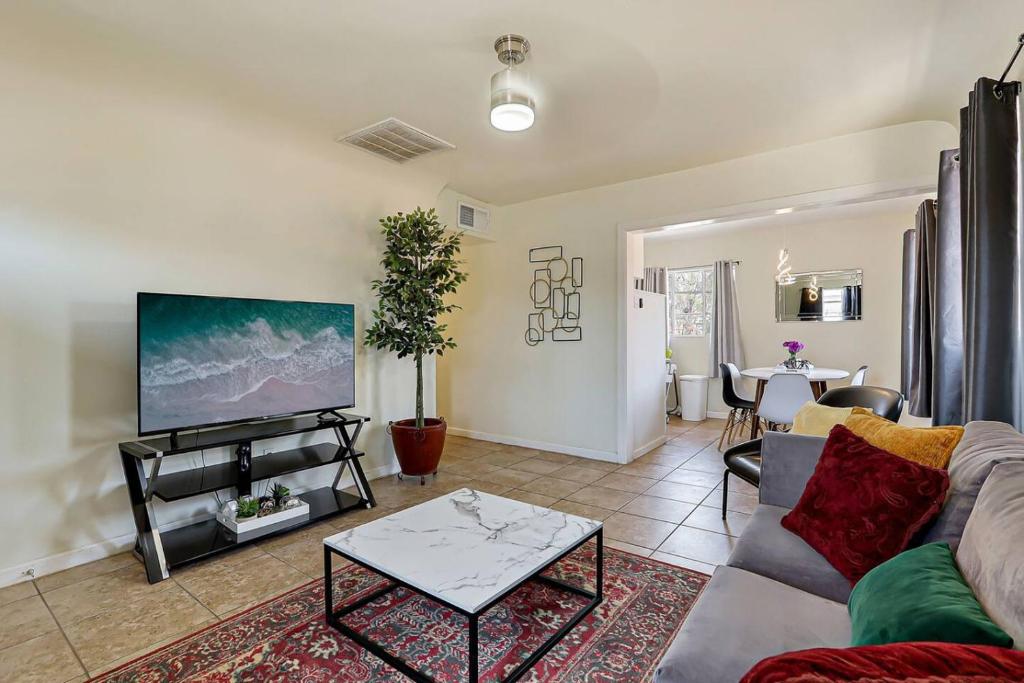 Una sala de estar con un sofá y un televisor. en Casa Del Sol I-10 and Chapoteo, en El Paso