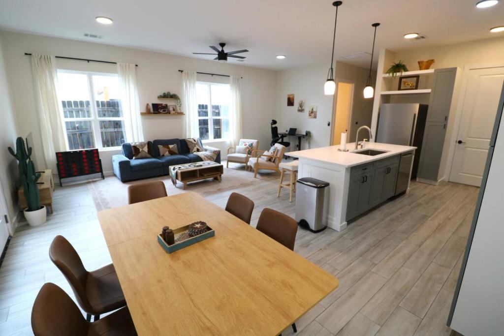 un ampio soggiorno con tavolo e cucina di 2 Western Homes 6 King Beds ad Austin