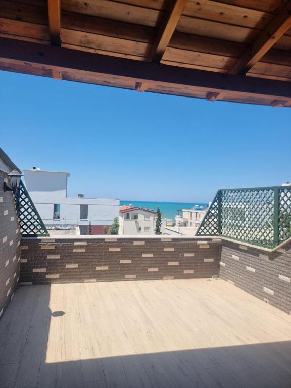 a large balcony with a view of the ocean at Roan's apartament in Golem