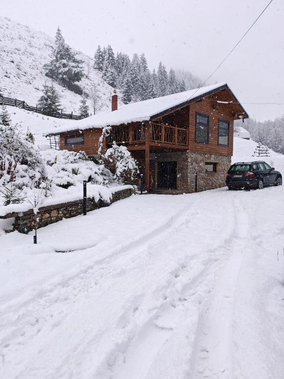 a house with a car parked in the snow at Ryan's Cabin in Huisurez
