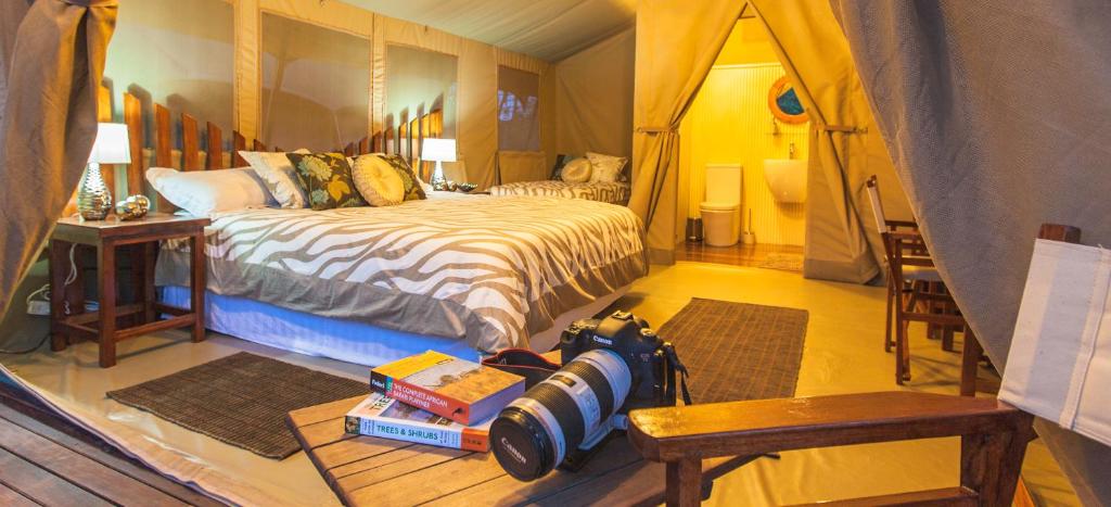 Postel nebo postele na pokoji v ubytování Wildebeest Eco Camp