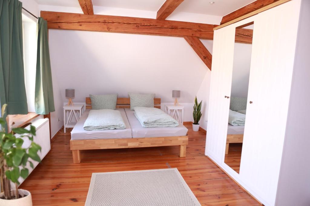 Ένα ή περισσότερα κρεβάτια σε δωμάτιο στο Apartment in Moltzow- viel Platz in ländlicher Lage