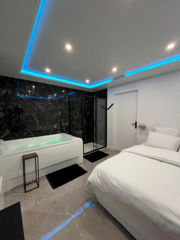 Ένα ή περισσότερα κρεβάτια σε δωμάτιο στο Suite Prestige Balnéo