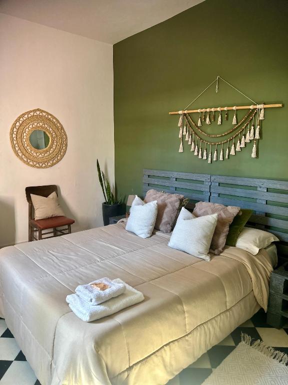 Una cama o camas en una habitación de Downtown Room