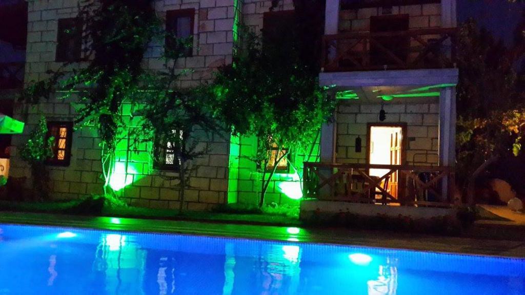 ビテツにあるBorabora Apart Hotelのスイミングプール横の緑灯付き家