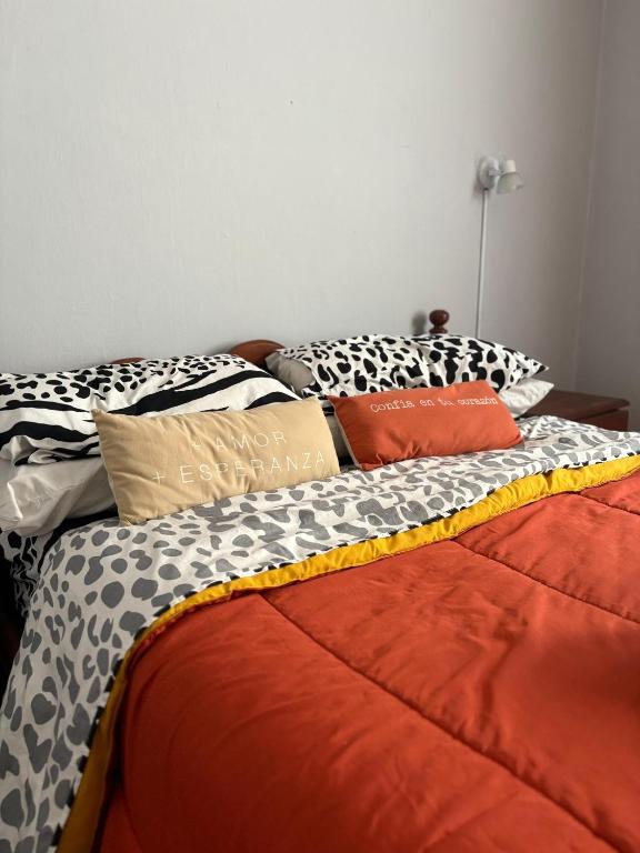 un lit avec de nombreux oreillers dessus dans l'établissement La Parcela, à Recreo