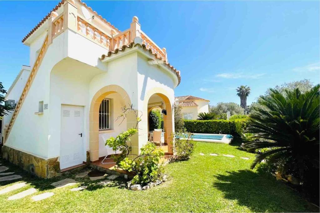 une petite maison blanche avec une cour dans l'établissement Villa Carla, à Oliva