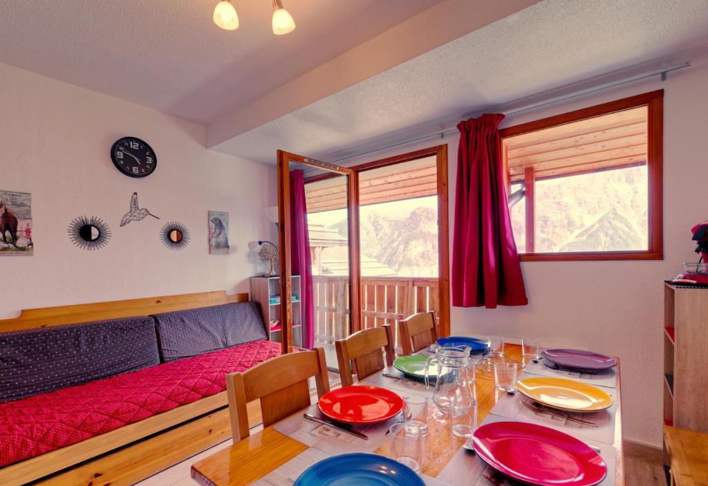 un salon avec une table et un canapé dans l'établissement Au bon endroit N3 - Appartement 2 pièces 5/7 personnes - proche pistes - Belle vue montagne, à Orcières