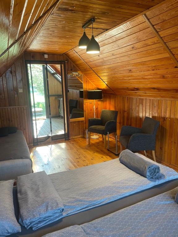 ベルナーティにあるSummer holiday house Vizuliのベッドルーム1室(ベッド1台、椅子2脚付)