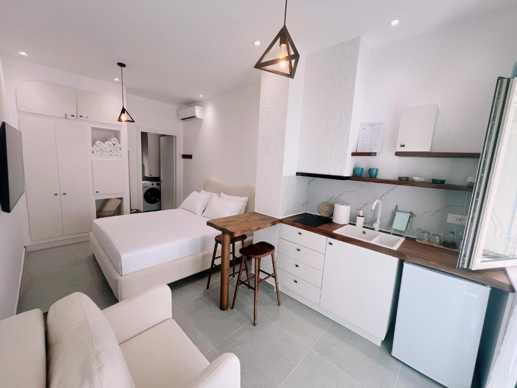 Kuchyň nebo kuchyňský kout v ubytování Leas rooms Santorini, Dhermi 006