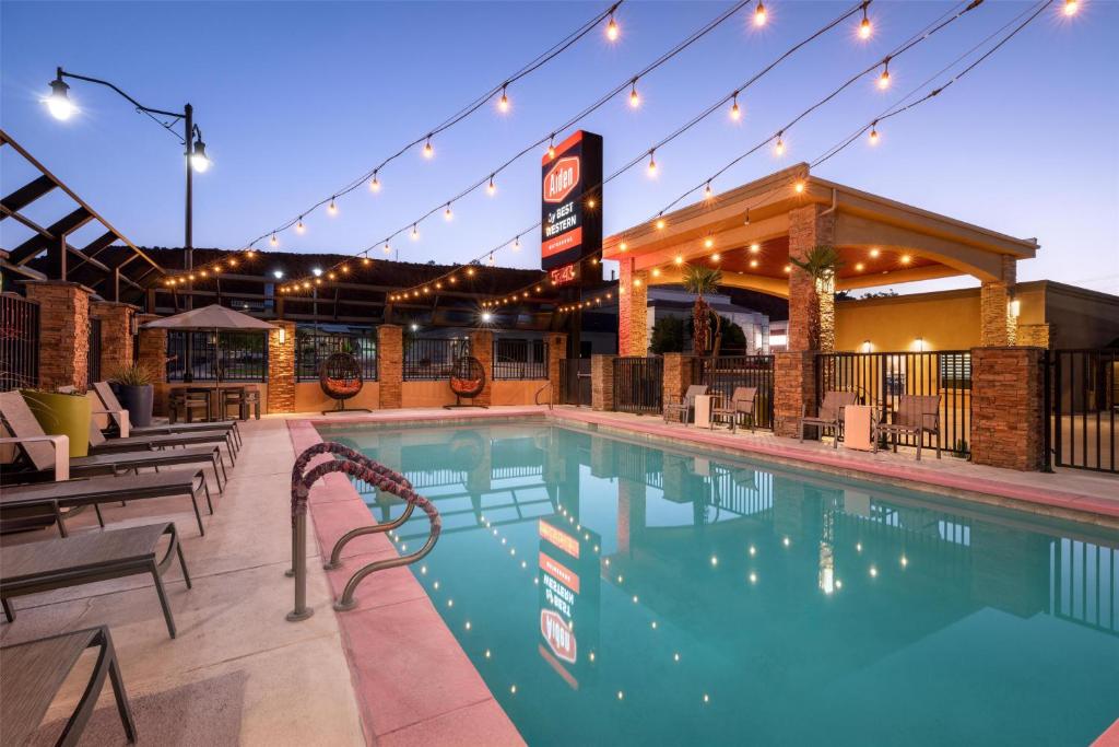 セントジョージにあるAiden by Best Western St Georgeの椅子と建物のある大きなプール