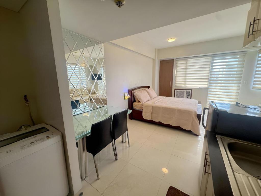 Katil atau katil-katil dalam bilik di Elegant Unit with Balcony and Pool View l Free wifi and netflix I Across NAIA T3