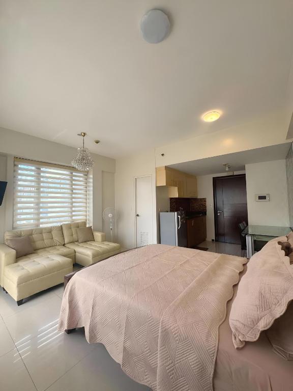 Katil atau katil-katil dalam bilik di Elegant Unit with Balcony and Pool View l Free wifi and netflix I Across NAIA T3