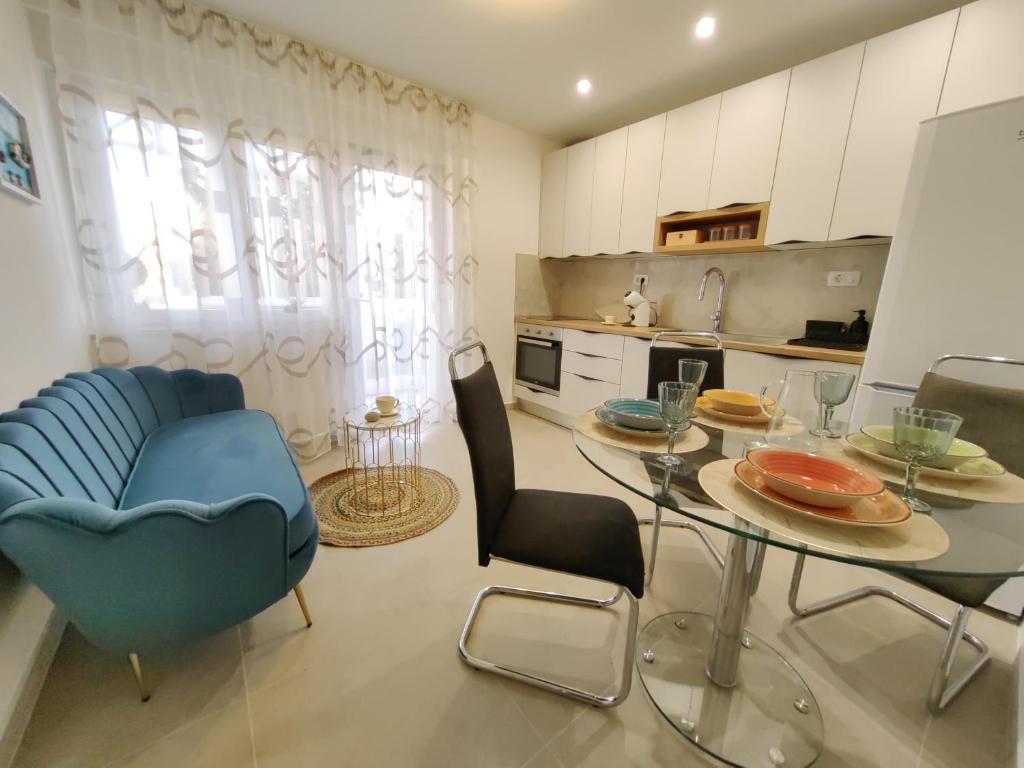 Nearby beach & palace apartment