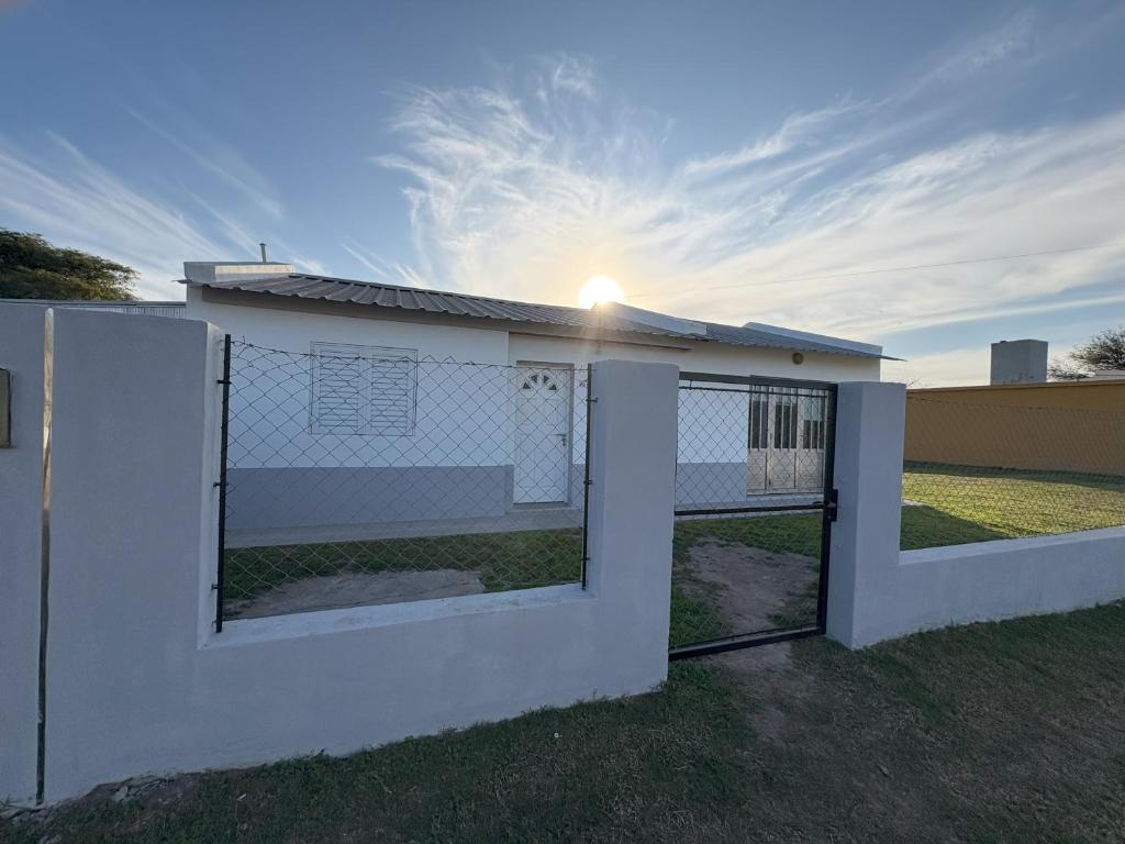 una cerca blanca frente a una casa en Awankay, en Morteros