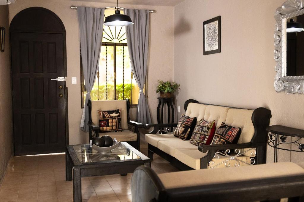 Posezení v ubytování COLONIAL Suites