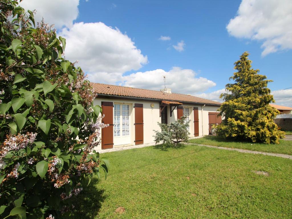 a house with a tree in the yard at Maison rénovée avec jardin clos, 3 chambres, wifi, vélos, proche Réserve du Marais Poitevin - FR-1-426-403 in Saint-Denis-du-Payré