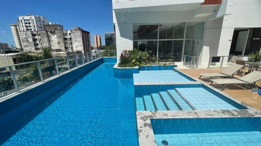 a swimming pool on the roof of a building at Apto de luxo, requinte e lazer no coração de Belém in Belém