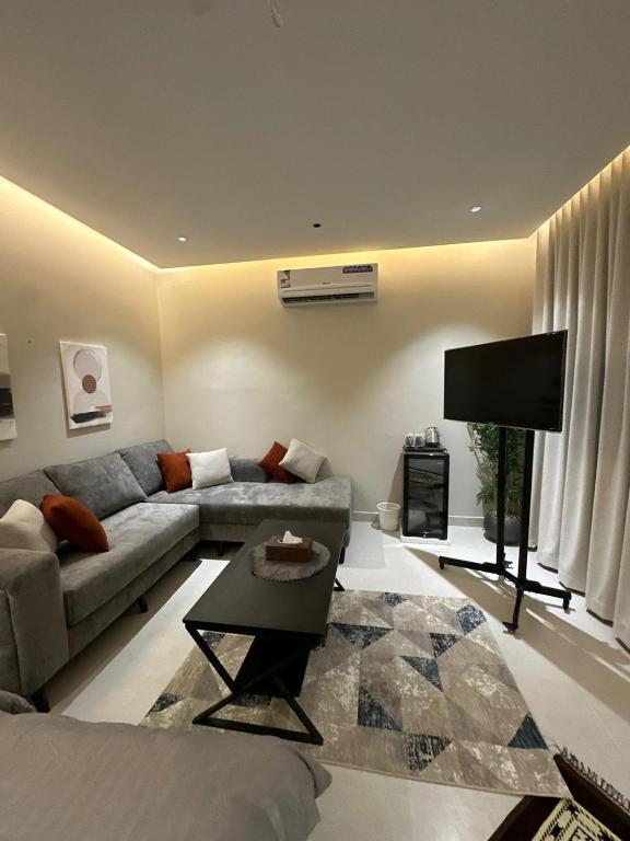 Χώρος καθιστικού στο استديو بتصميم حديث وجميل