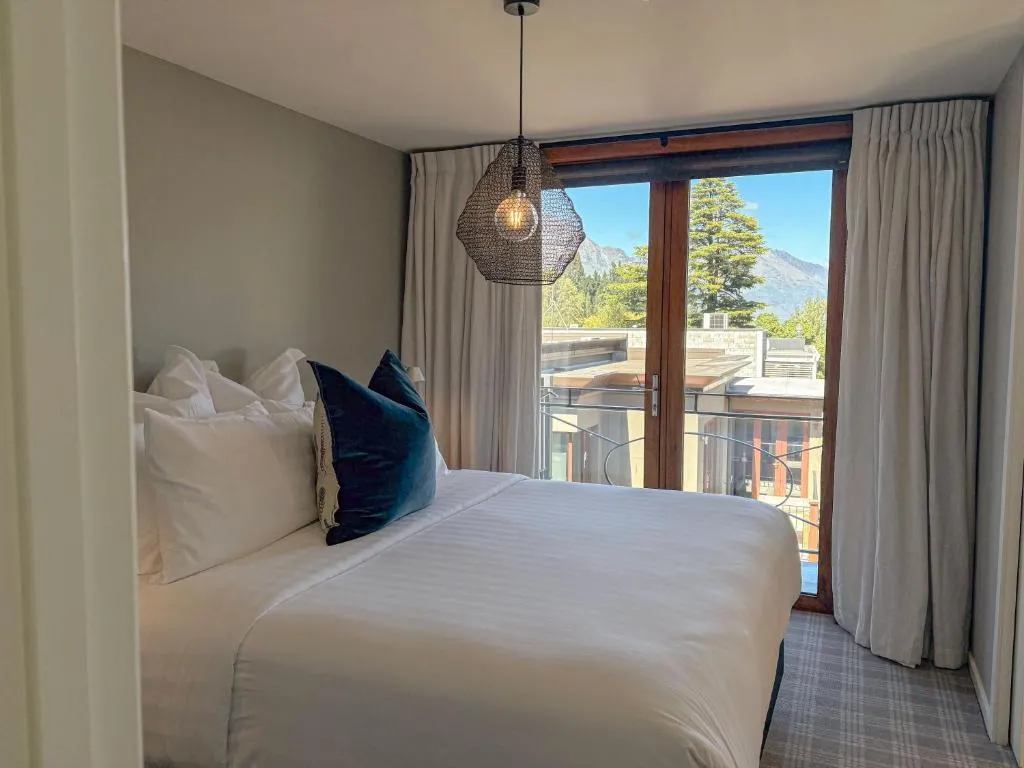Deluxe One-Bedroom Apartment