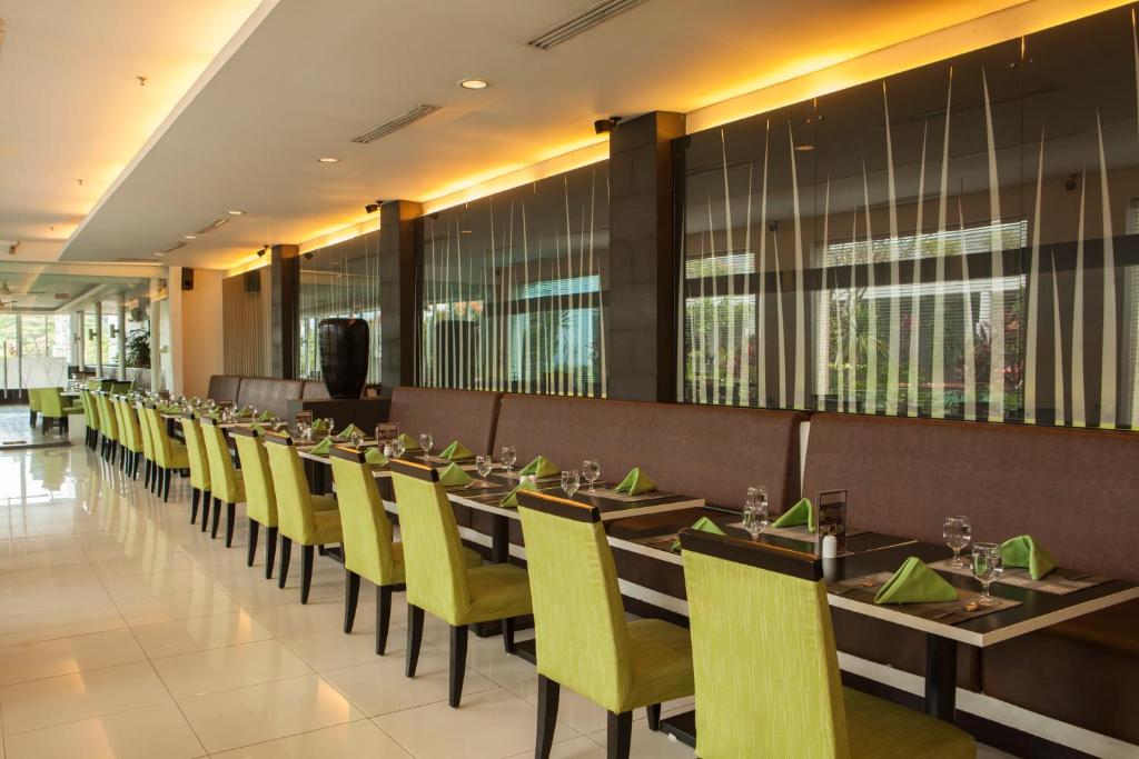 Restaurace v ubytování Hotel Santika Bogor