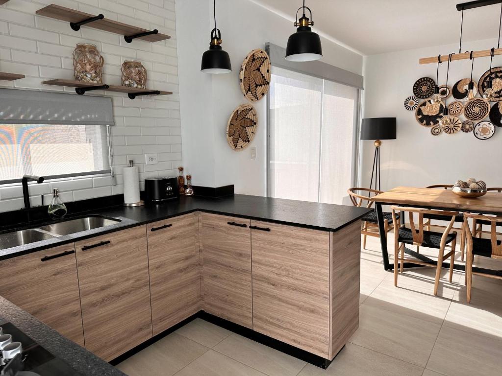 Kuchyň nebo kuchyňský kout v ubytování Hermosa casa con alberca privada en Almarena