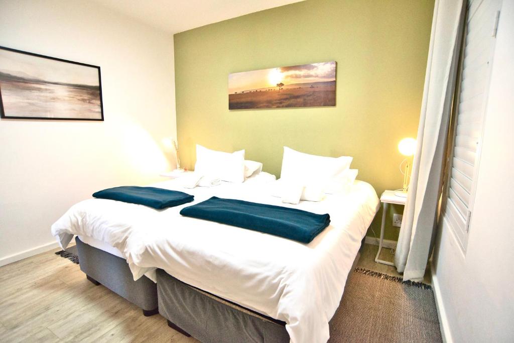 Ένα ή περισσότερα κρεβάτια σε δωμάτιο στο Sleek Retro Modern Apartment City Centre