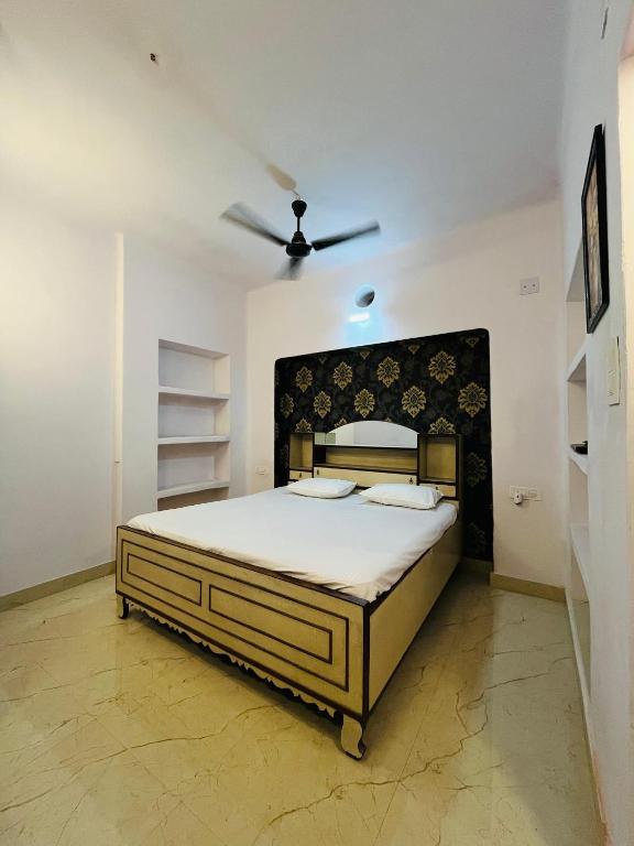 Ένα ή περισσότερα κρεβάτια σε δωμάτιο στο Amrit Ganga Homestay 1,5 km from kashi vishwanath Near Rathyatra ropeway