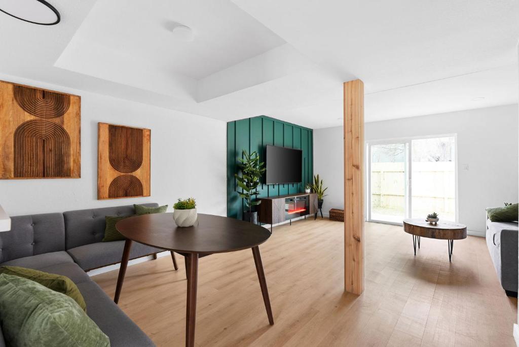 uma sala de estar com um sofá e uma mesa em Stylish 3BR Retreat in the Heart of Austin em Austin