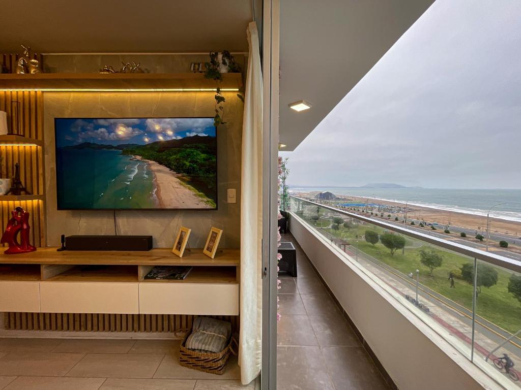 a room with a view of the beach and the ocean at Ocean Blue, Vista Frontal Al Mar in Lima