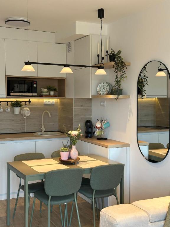 セルビアディヴツィバレにあるDorin Kutak, Green Hills Divčibareのテーブルと椅子のあるキッチンとダイニングルーム