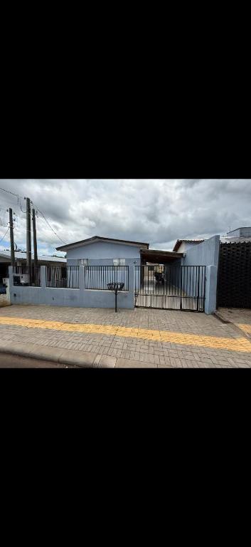 Casa da Fernanda e do Fábio في فوز دو إيغواسو: مبنى ابيض مع بوابة وسياج