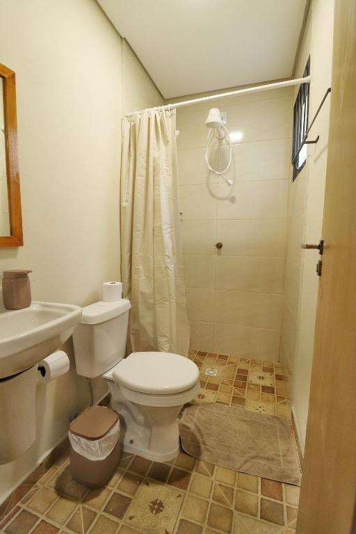 a bathroom with a toilet and a shower at Estúdio VI - Franco da Rocha in Franco da Rocha