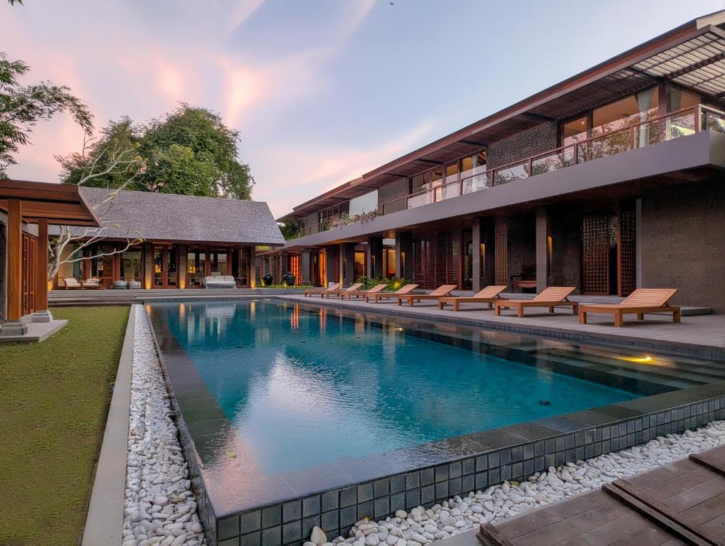 チャングーにあるJeeva Tirta Seminyakの建物の前のプール