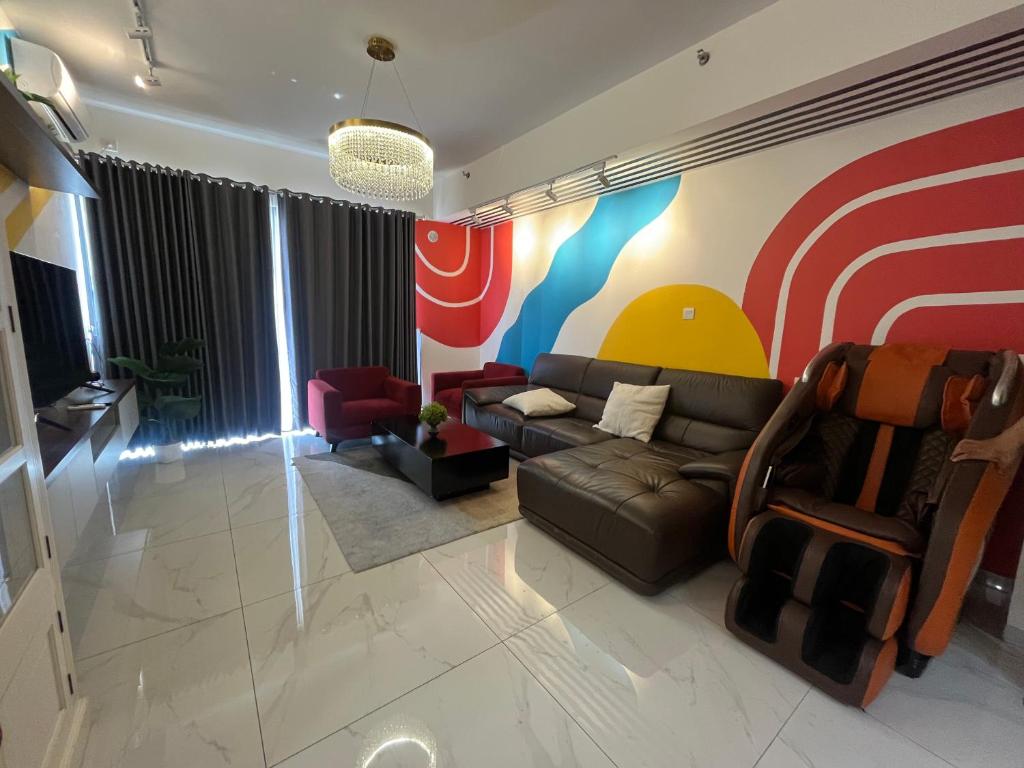 Χώρος καθιστικού στο Apartemen SkyHouse 3 BR Bristol 6th Floor