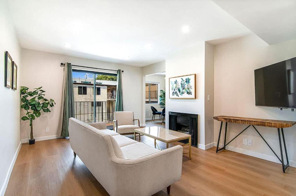un salon avec un canapé et une télévision dans l'établissement Stylish 1BR Near Universal Studios with Parking, à Los Angeles