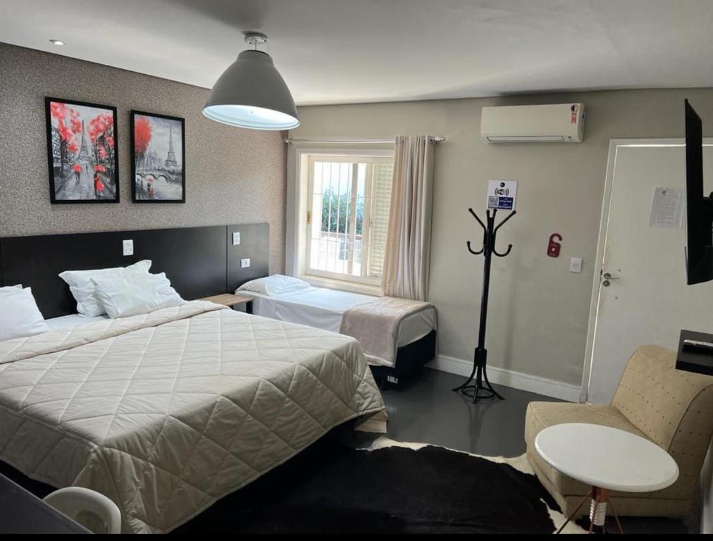 En eller flere senge i et værelse på Add Hotel Jockey