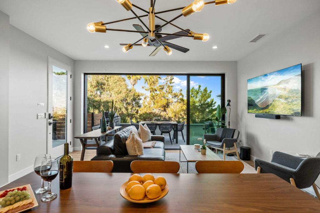 Μια τηλεόραση ή/και κέντρο ψυχαγωγίας στο Del Mar Retreat - Laundry BBQ Firepit AC Patio