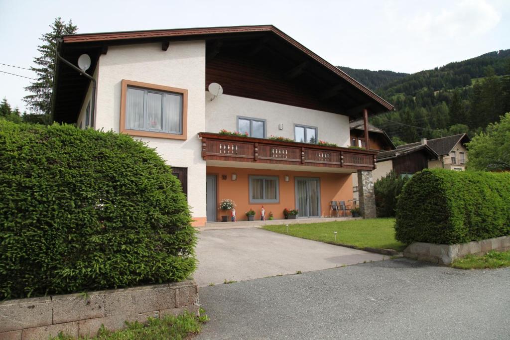 ein Haus mit Balkon darüber in der Unterkunft Appartementhaus Aue 361 in Kötschach