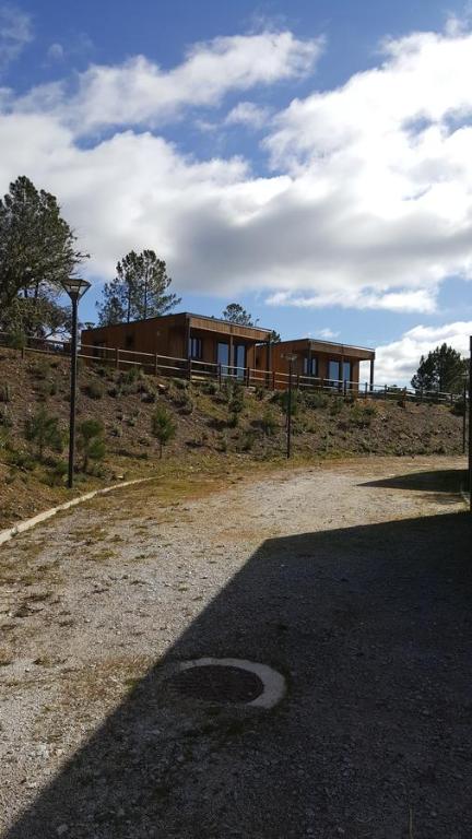 uma casa sentada no topo de uma colina em Zona Balnear do Meimao em Meimão