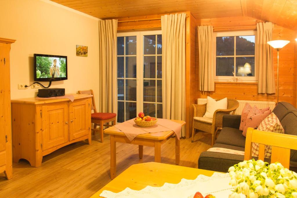 TV a/nebo společenská místnost v ubytování Alpenrösle Ferienwohnungen - Berge - Ruhe - Traumaussicht, 2- und 3-Raum-Wohnungen, Panoramasauna