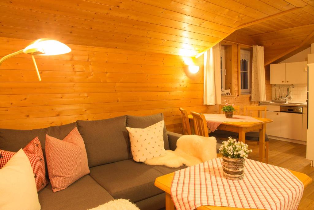 Kuchyň nebo kuchyňský kout v ubytování Alpenrösle Ferienwohnungen - Berge - Ruhe - Traumaussicht, 2- und 3-Raum-Wohnungen, Panoramasauna