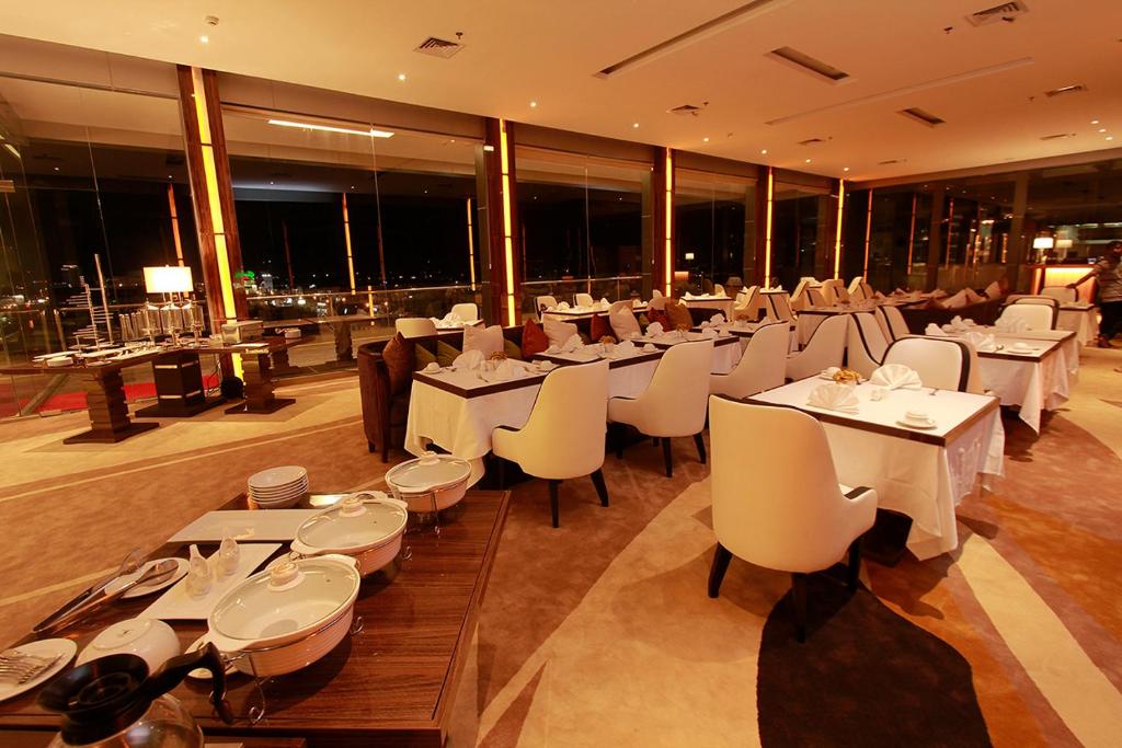 Restaurace v ubytování Royal Asnof Hotel Pekanbaru