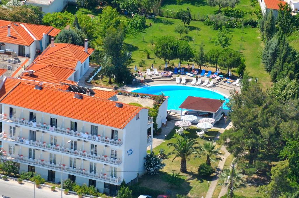 una vista aérea de un hotel con piscina en Laios Hotel (Adults Only), en Limenas