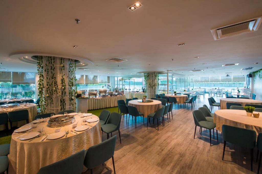 Restaurace v ubytování Mega View Hotel