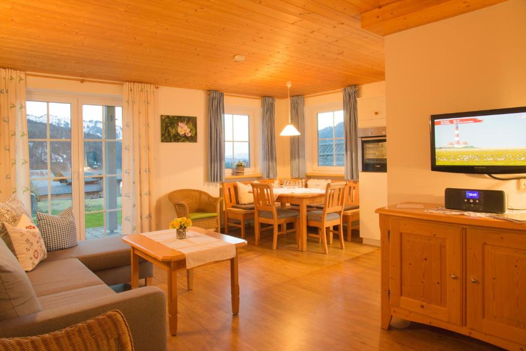 巴爾德赫旺的住宿－Alpenrösle，带沙发的客厅和用餐室