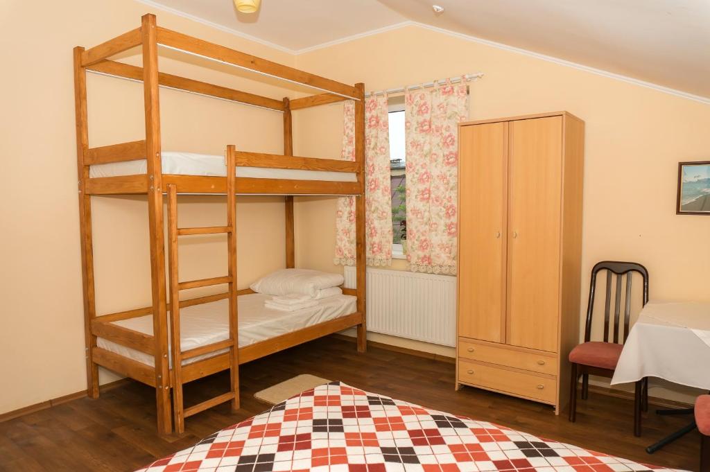 Bunk bed o mga bunk bed sa kuwarto sa Кімнати в центрі