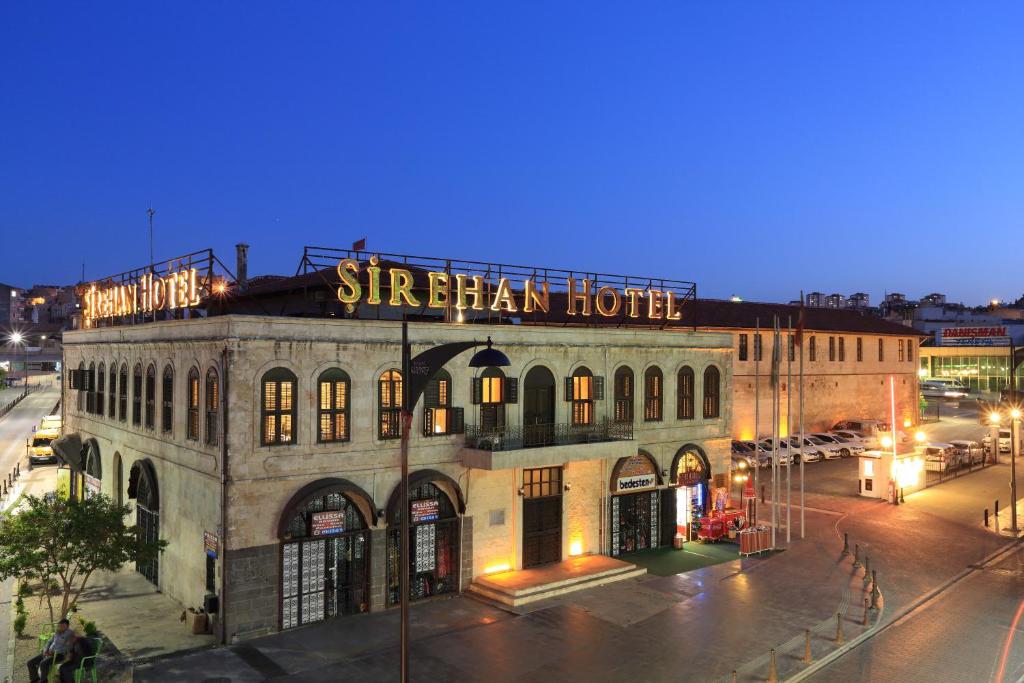 ein Gebäude mit einem Schild für ein Sterne-Hotel in der Unterkunft Sirehan Hotel in Gaziantep